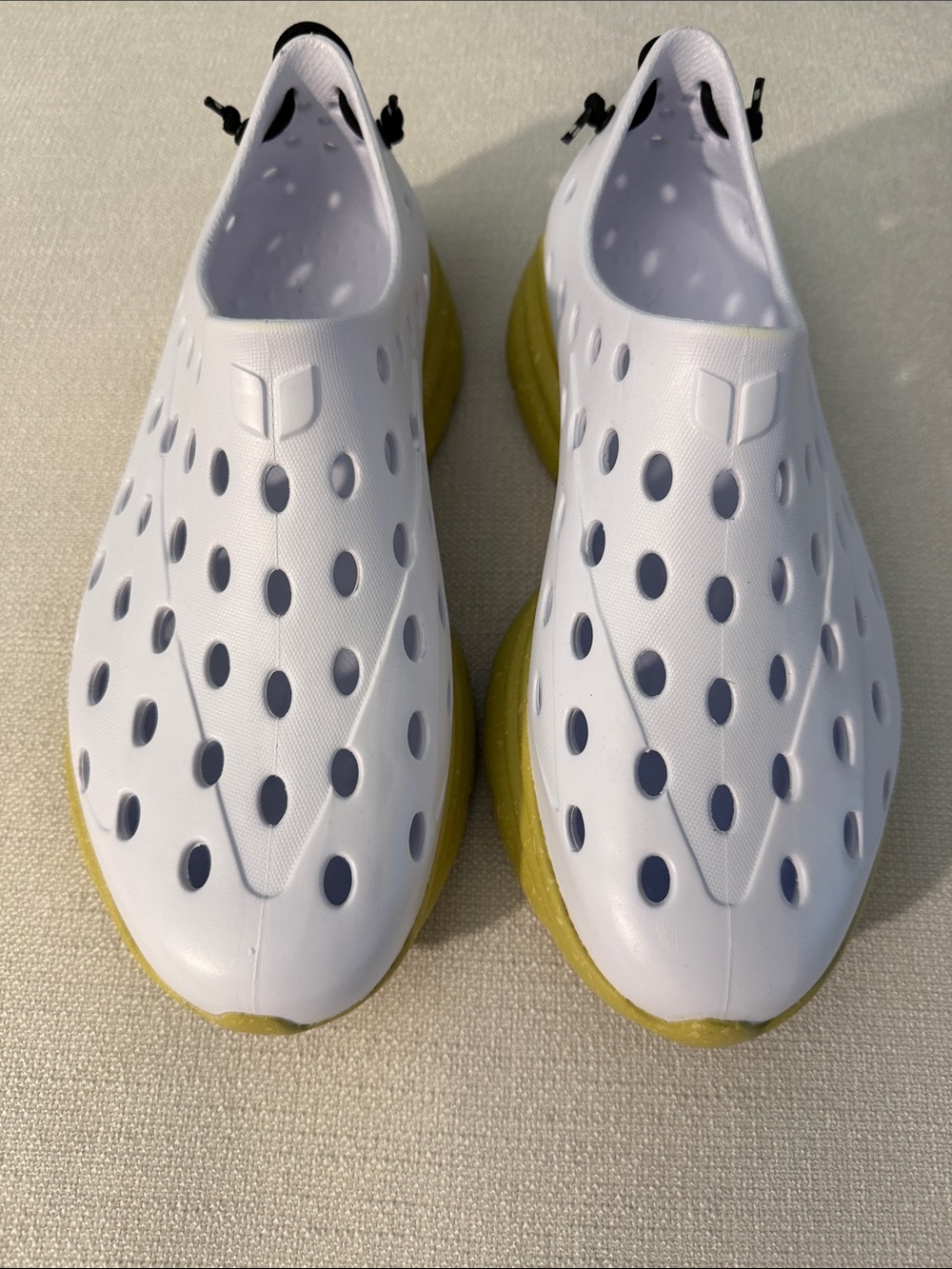 NWOB Kane Footwear Men's White Slip-On Athletic Water Shoes with Yellow Sole